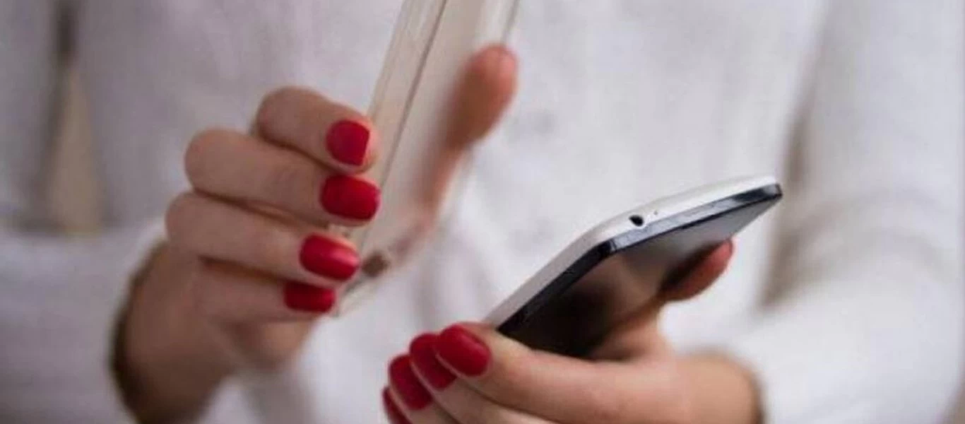 Κορωνοϊός: Πώς απολυμαίνουμε σωστά το κινητό τηλέφωνο; - Μέχρι εννέα μέρες μπορεί να επιβιώσει σε επιφάνειες ο ιός